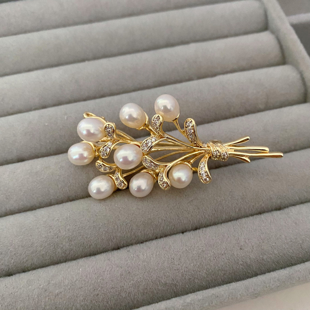 Golden Bouquets Pearls Brooch – MissQ studio