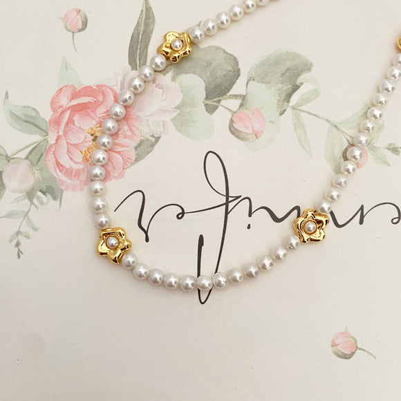 Golden Bloom Pearls Necklace