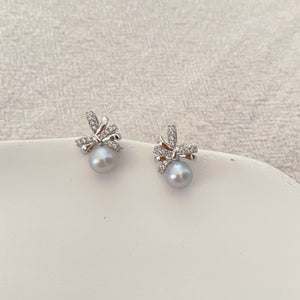 Bow Gray Pearls Earring