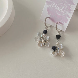 Black & White Flower Pearls Earrings